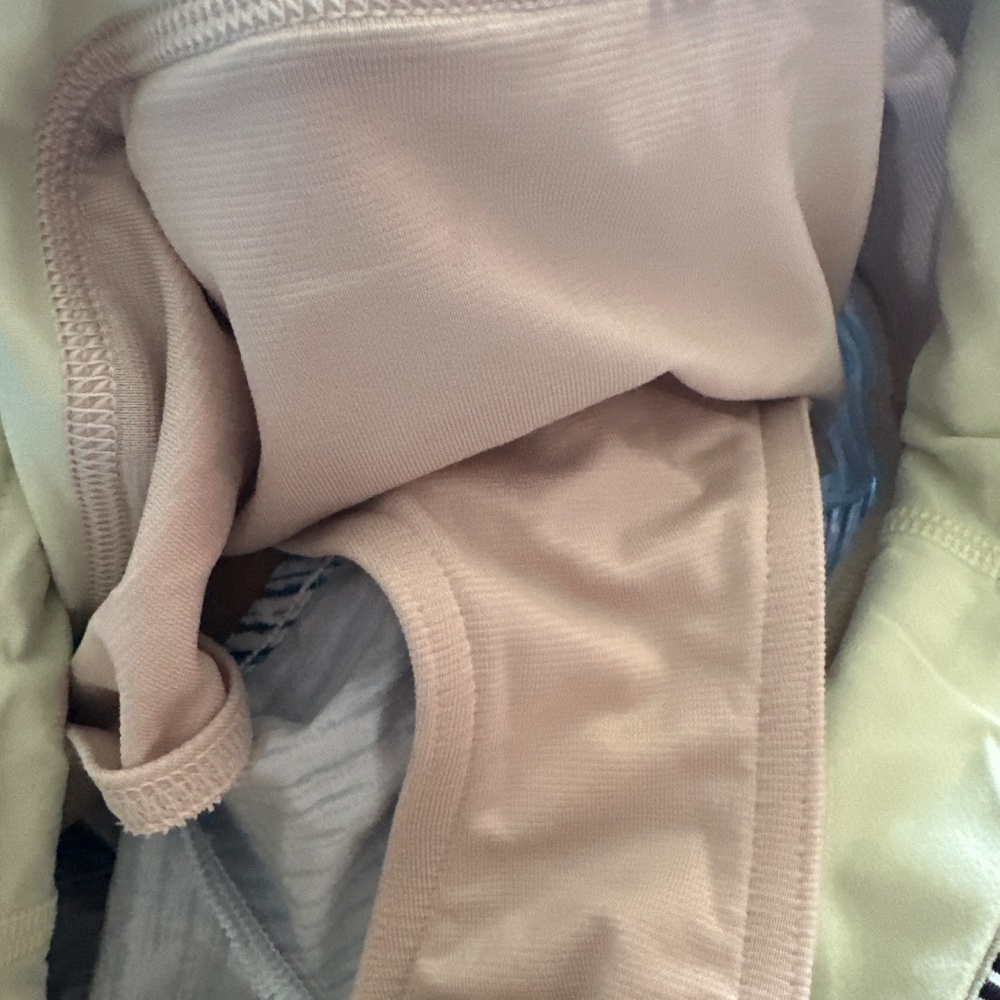Lululemon Speed Shorts Size 2 - Picture 4 of 4
